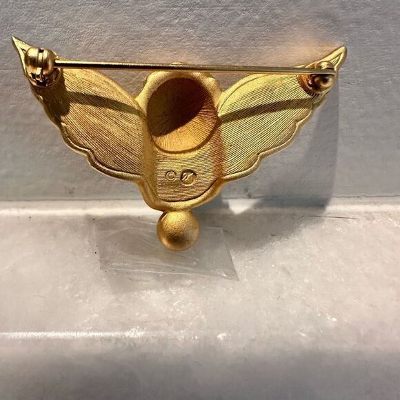 Vintage Swarovski Gold Tone Cherub Angel Brooch Figural Pin With Faux Pearl Smal - Picture 2 of 2